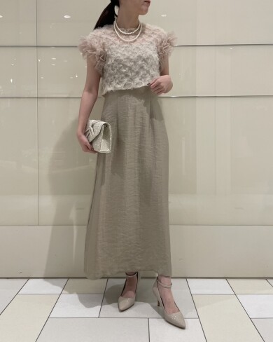 存在感たっぷりの立体チュールブラウスが目を惹くドレス👗✨