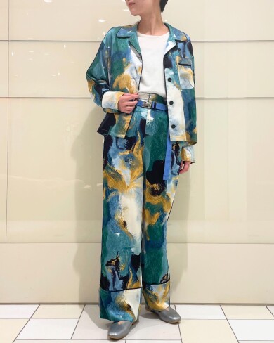 サテンの光沢と鮮やかな色が美しいシャツ&パンツのご紹介✨️