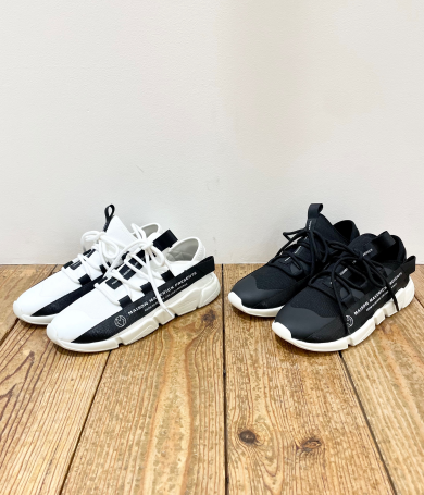 ロゴテープが目を惹くダッドスニーカー！