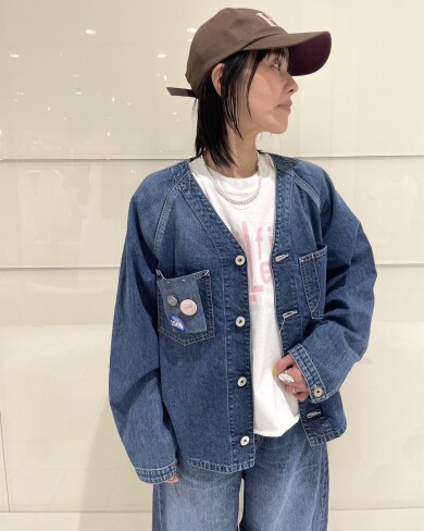 胸ポケットの缶バッジが目を惹くノーカラーワークシャツが入荷✨️