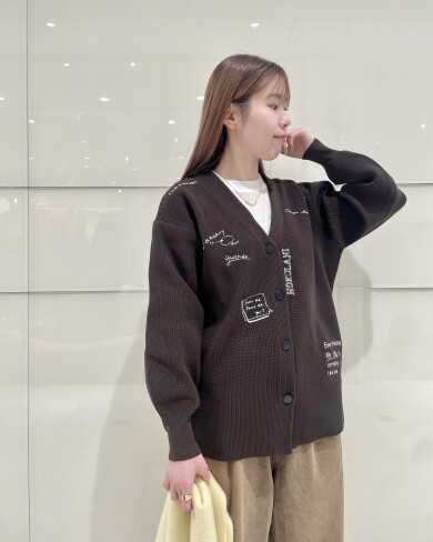 ロゴ刺繍が目を惹くVネックニットカーディガン✨