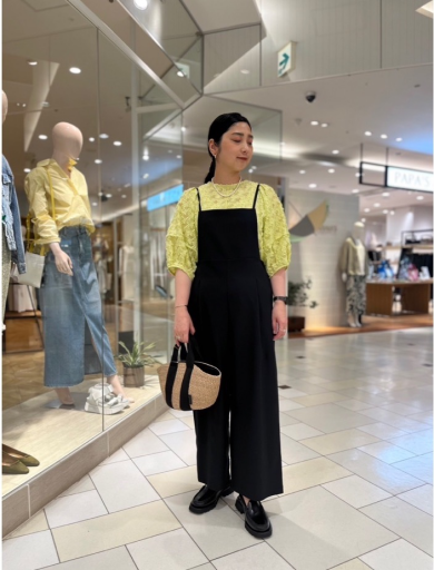 【trois】 インナー次第で様々なコーディネートに 活躍する主役級アイテムです。
