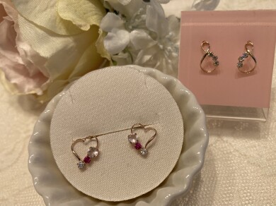 ピアスで耳もとを華やかに💐