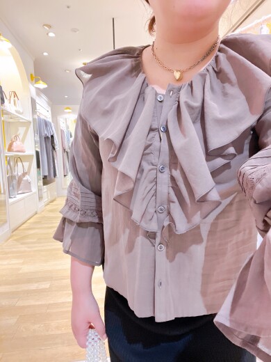 フリルブラウスの新色入荷♡