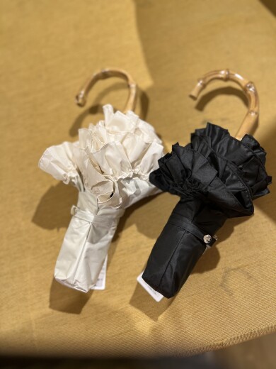 クラシカルな折りたたみ傘が入荷💐