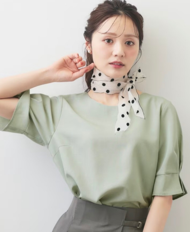 大人気のタックパフスリーブブラウスに新色登場！