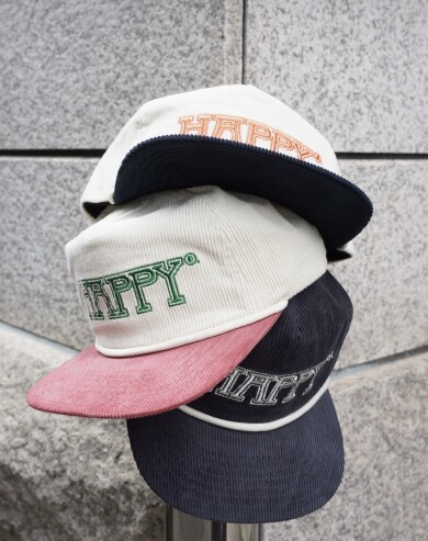 【OVERRIDE】「HAPPY」グラフィックをあしらったコーデュロイキャップ🧢