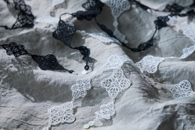 繊細にきらめく、工芸のアクセサリー