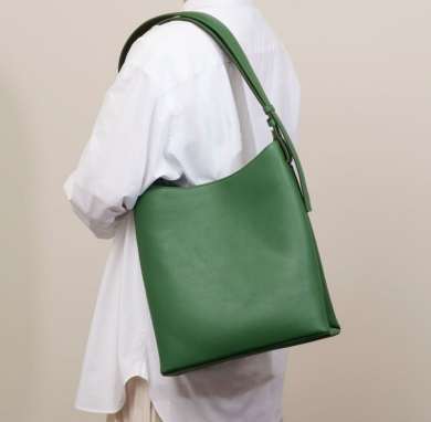 人気の縦型ショルダーバッグがついに定番化✨
