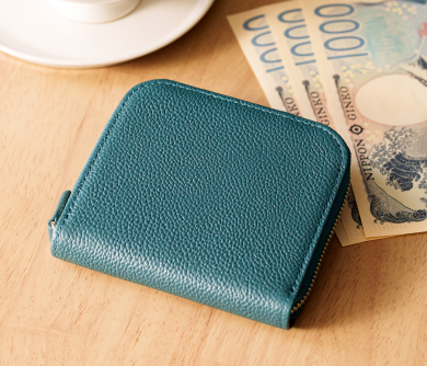 スマートに使える「二つ折りファスナー財布」新登場
