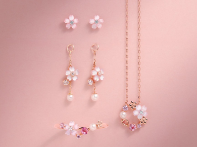 繊細な花びらを纏う⼤⼈可愛い新作ジュエリー🌸