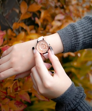 【OLIVIABURTON｜オリビアバートン】手元に一輪の花を咲かせます。