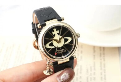 【Vivienne Westwood|ヴィヴィアンウエストウッド】チャームが可愛い♡ヴィヴィアンウォッチ