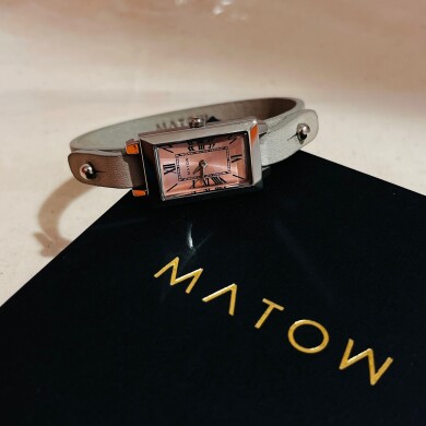 MATOWのレザーブレスレットとスクエアウォッチ