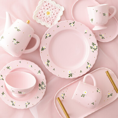 トレンドのお花柄で秋のカフェタイムを楽しみませんか。