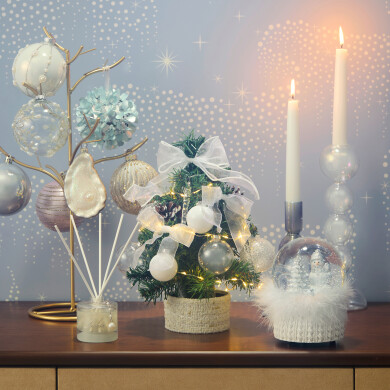 デスクや棚の上で手軽に飾れるクリスマスツリー