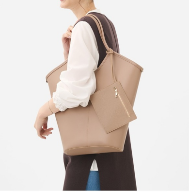 スッキリ見えて、しっかり入る。A4サイズ対応の軽量トート