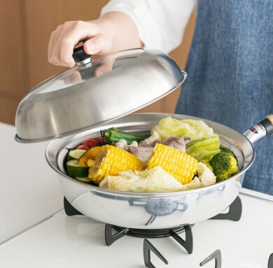 お手持ちのフライパン・鍋にのせるだけで蒸し器に！