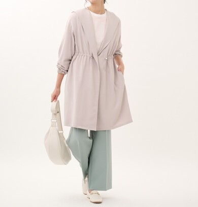 カーディガン感覚で季節の変わり目に重宝する、ガウンライクなハーフコート