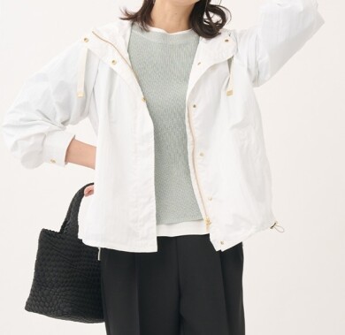 軽やか素材ときれいめデザインを組み合わせた、春のフードジャケット