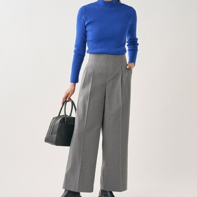 美シルエットと履き心地の良さを両立したタックワイドパンツ