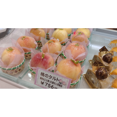 季節限定！桃のタルト販売中♪