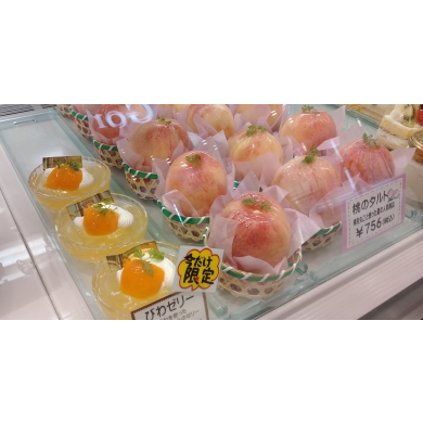 季節限定！桃のタルト販売中♪