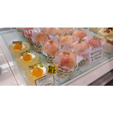 大好評！桃のタルト販売中♪