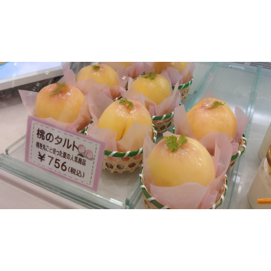 季節限定！桃のタルト販売中♪