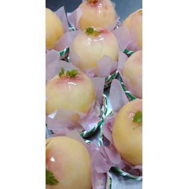季節限定！桃のタルト販売中♪