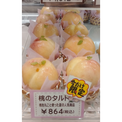 季節限定！桃のタルト販売中！