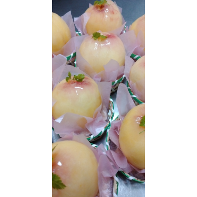 大好評！桃のタルト販売中♪