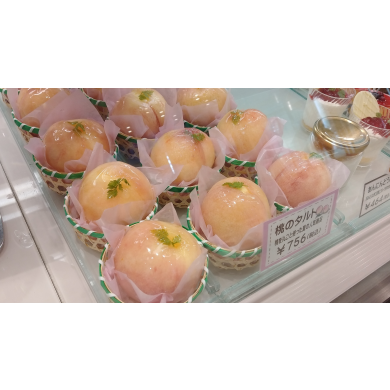 季節限定！桃のタルト販売中♪