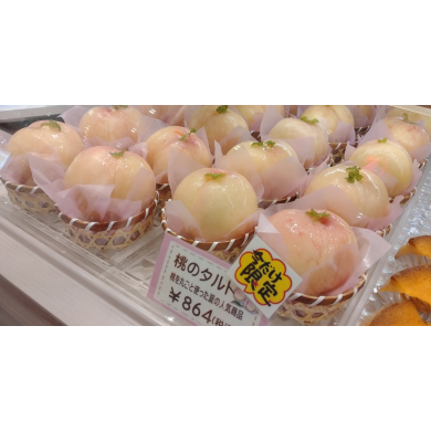 季節限定！桃のタルト絶賛販売中！