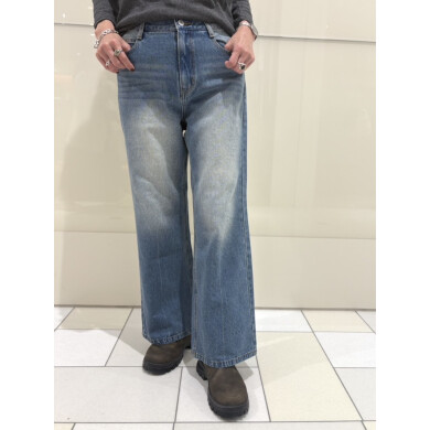 後ろのヒップポケットと裾のダメージがポイントのフレアデニム👖✨