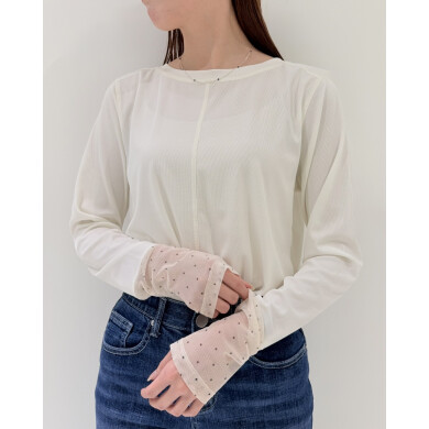 袖のチュール切り替えがアクセントになるトップス✨