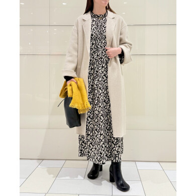 軽やかなワンピースにロングコートを合わせたキレイめコーディネート✨