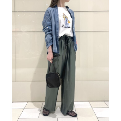 デニム風シャツ×シャイニーパンツで大人の休日コーデ♡