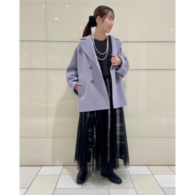 ブラックコーデにラベンダーカラーのコートで華やかさをプラスしたコーディネート💜
