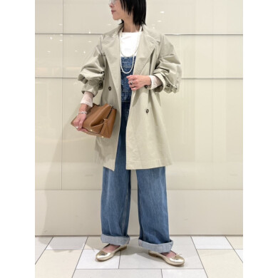 程よくゆとりのあるシルエットが女性らしいトレンチコート🧥