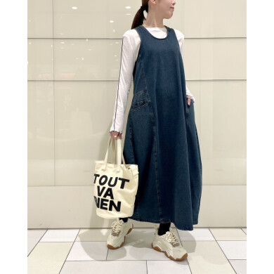 丸みのあるコクーンシルエットが特徴のデニムジャンスカ💙