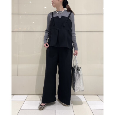 ペプラムデザインが目を惹くサロペット✨