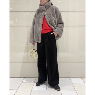 肌触りが滑らかで艶やかなフェイクファーブルゾン✨️