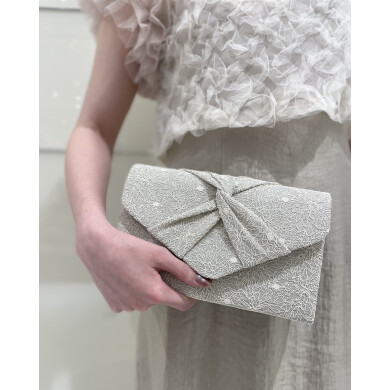 きらめくラメが華やかさを演出するパーティーバッグ✨️