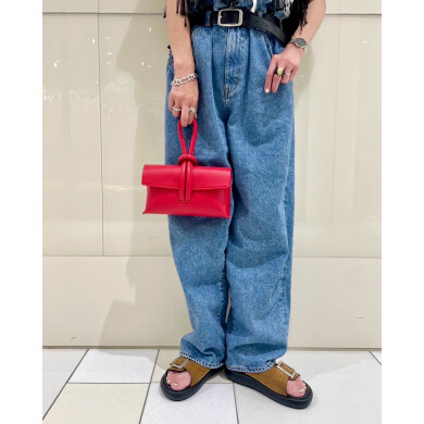 コーディネートのアクセントになるハンドバッグ👜