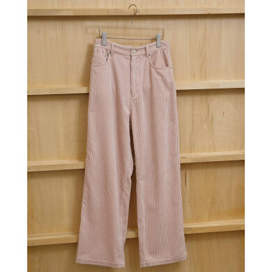 国内生地を使用した、太めの縦ラインが特徴のコーデュロイパンツ✨️