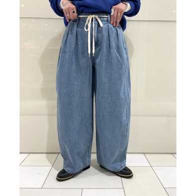 履くだけでオシャレ♪立体感のあるカーブデニムパンツ👖✨