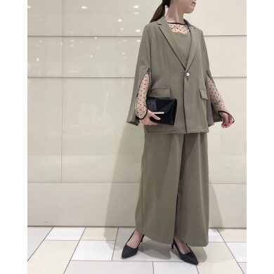 タイムレスなデザインが魅力のジャケットとオールインワンのセットアップドレス✨️