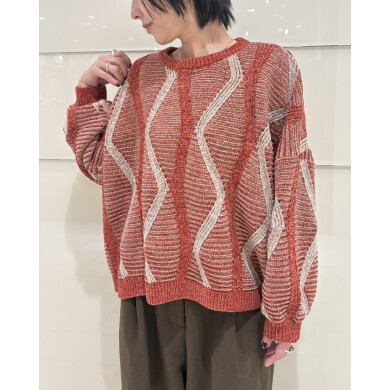 ウェーブ柄が目を惹くニットが、新色含めて再入荷✨️