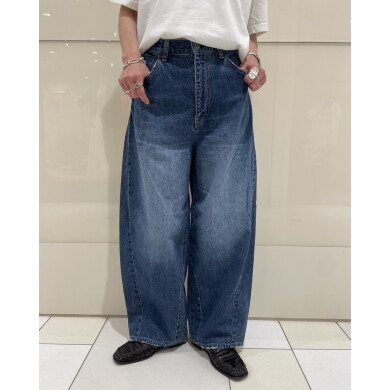 曲線的なカーブラインが魅力のサイドシームパンツ👖✨️